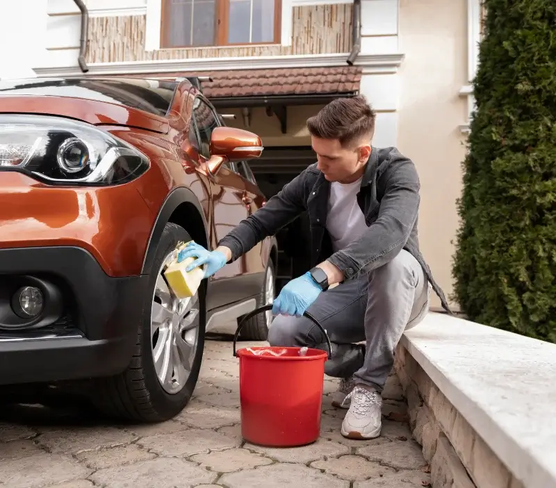 Lavage auto à domicile Les Villards-sur-Thônes : professionnel intervenant sur un véhicule